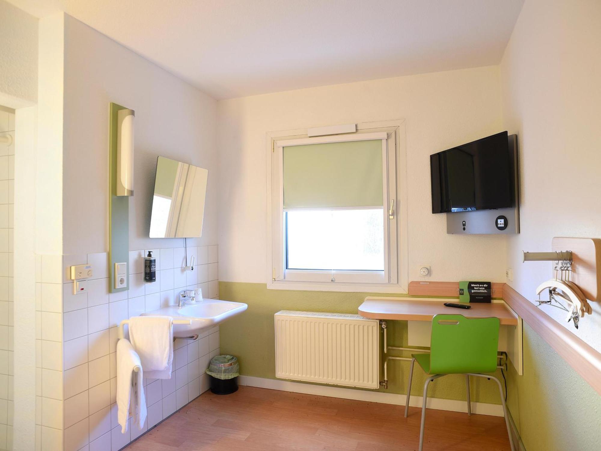 B&B Hotel Rostock-Broderstorf Екстериор снимка