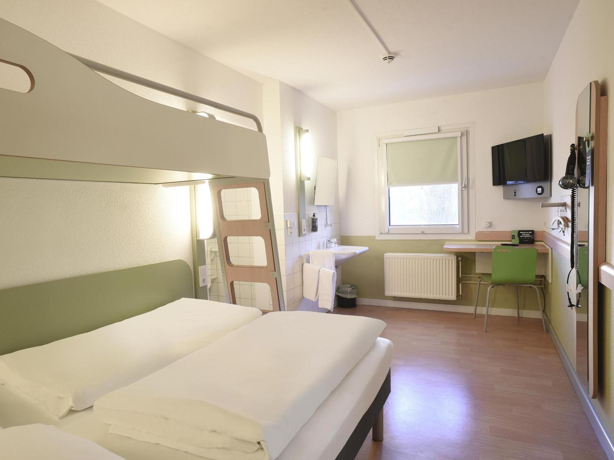 B&B Hotel Rostock-Broderstorf Екстериор снимка