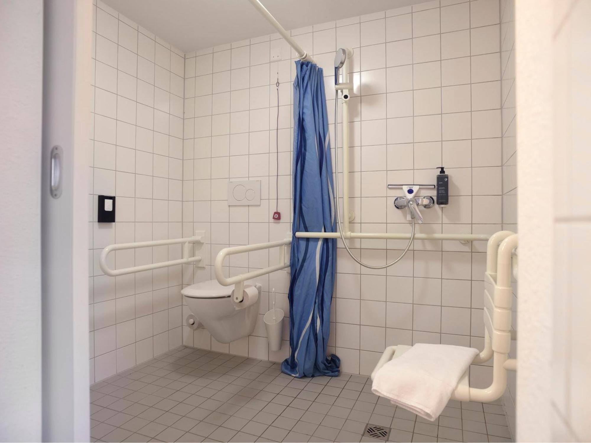 B&B Hotel Rostock-Broderstorf Екстериор снимка
