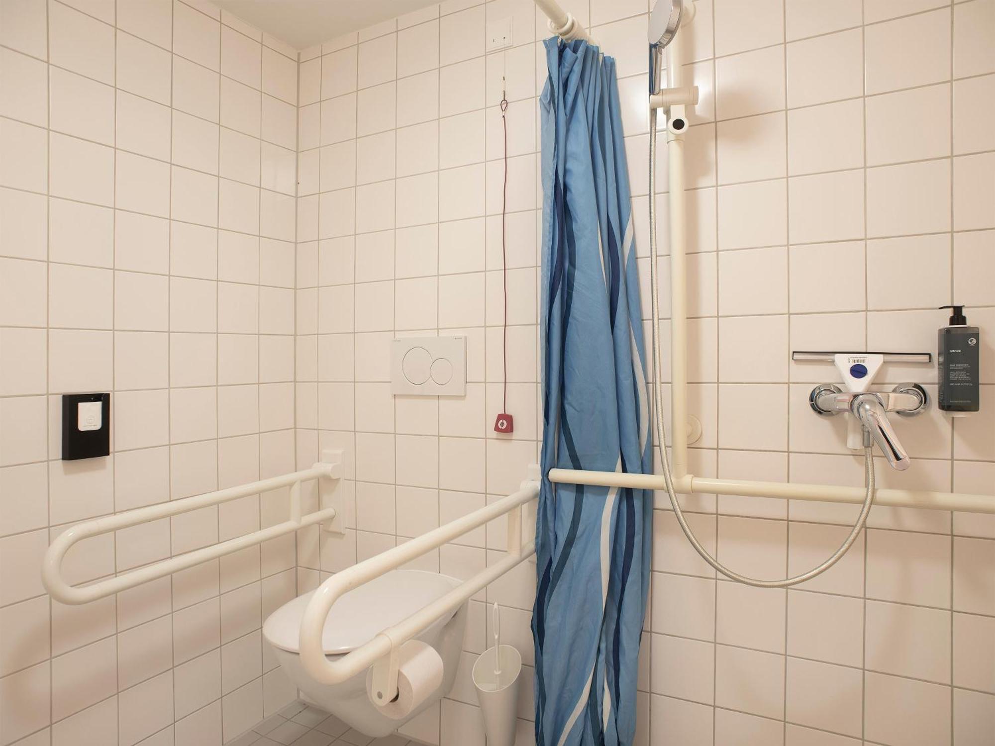 B&B Hotel Rostock-Broderstorf Екстериор снимка
