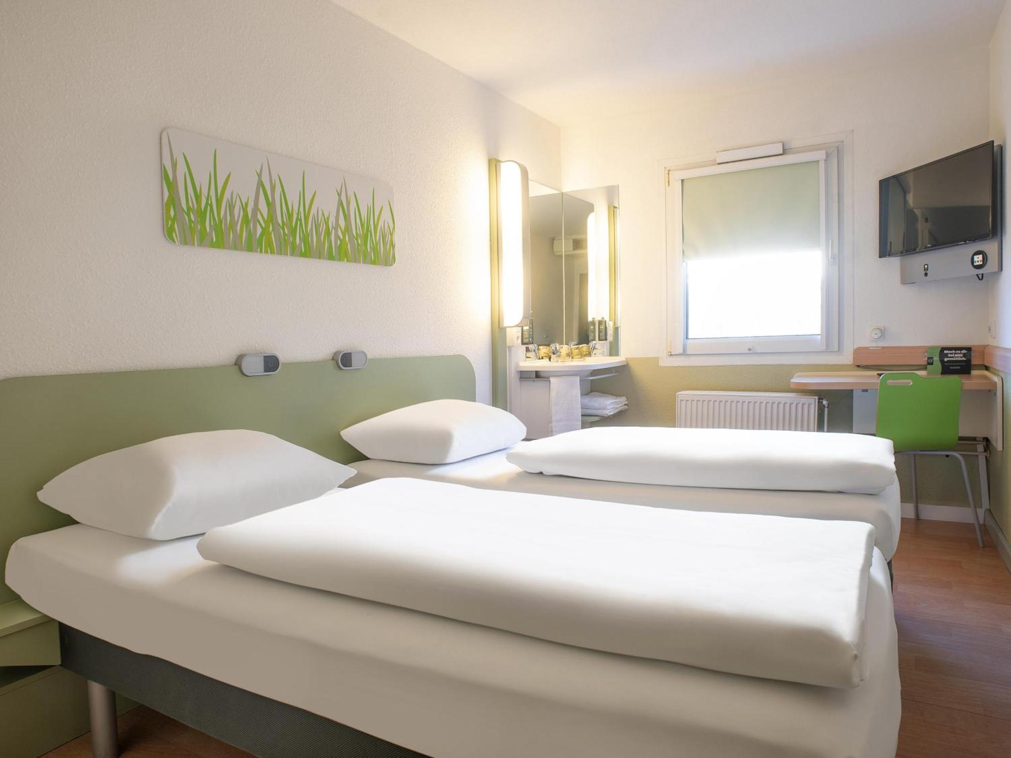 B&B Hotel Rostock-Broderstorf Екстериор снимка