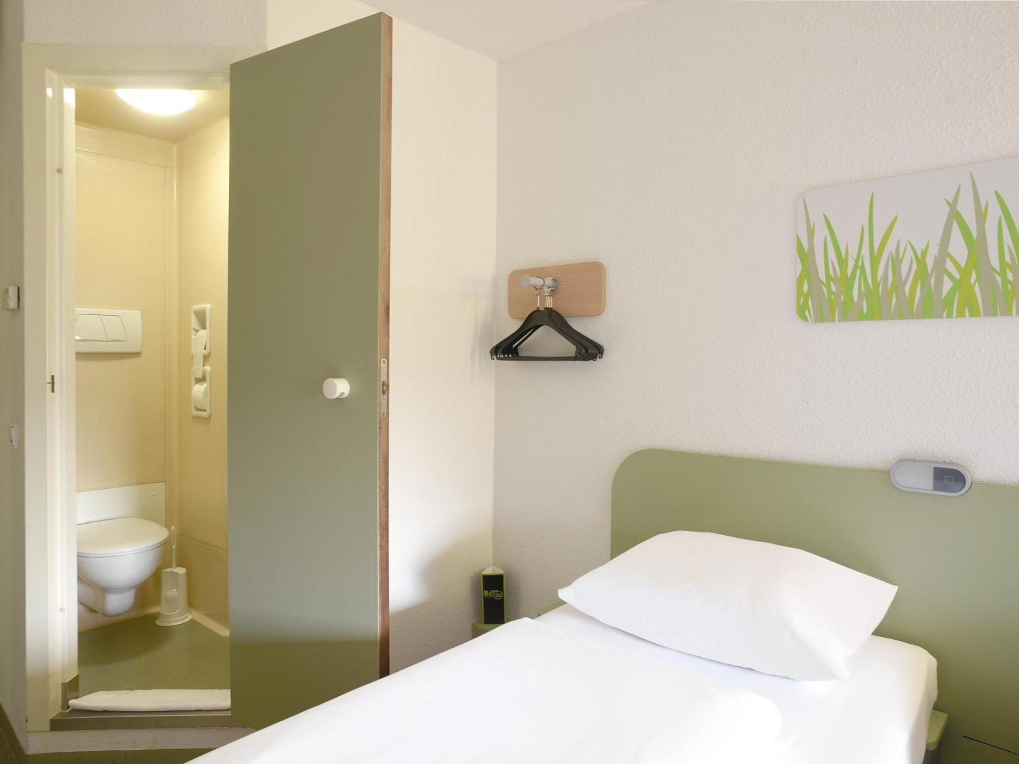 B&B Hotel Rostock-Broderstorf Екстериор снимка