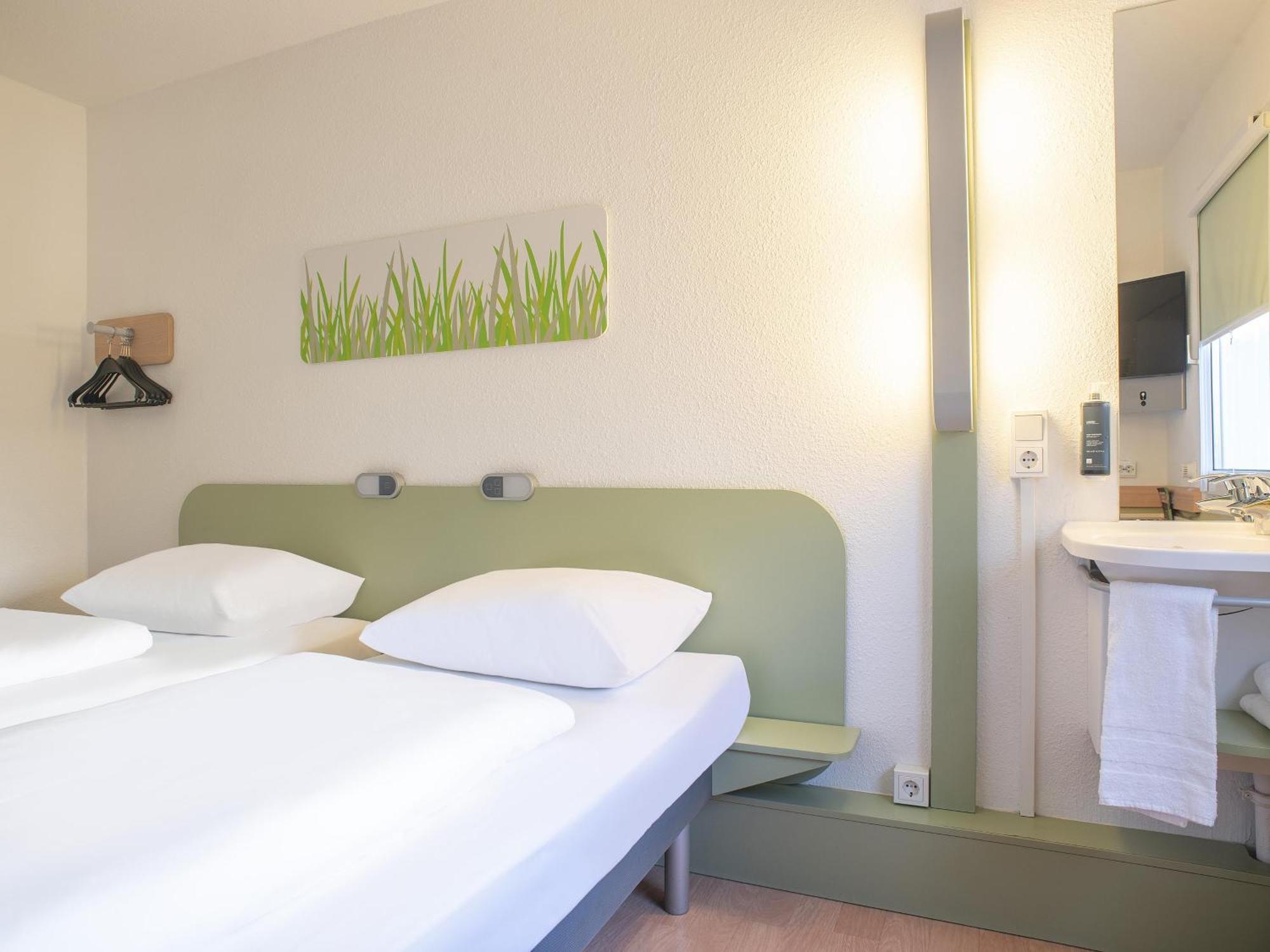 B&B Hotel Rostock-Broderstorf Екстериор снимка