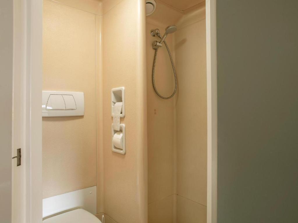 B&B Hotel Rostock-Broderstorf Екстериор снимка