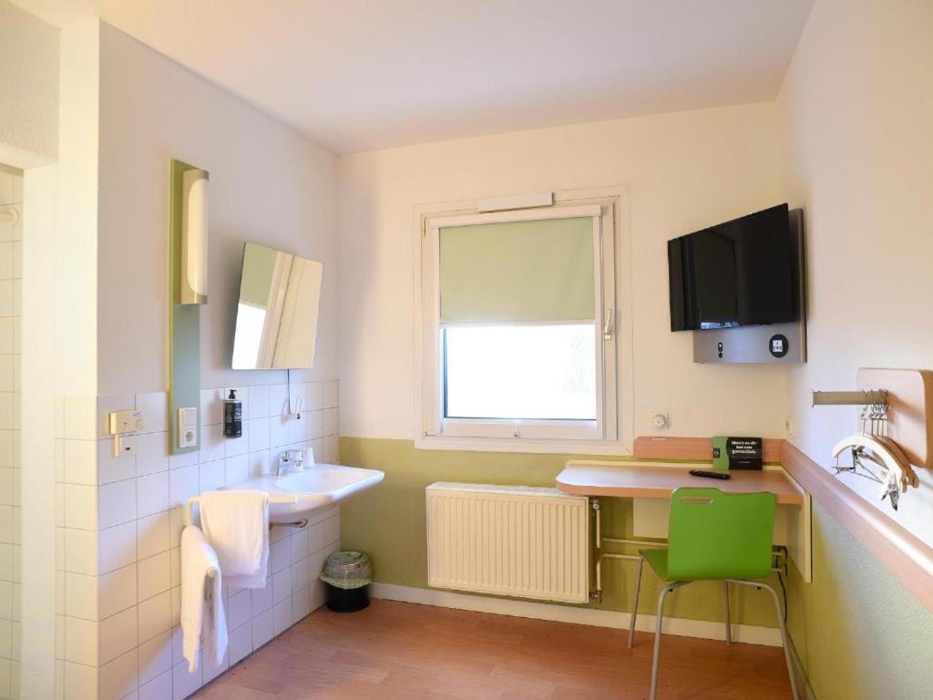 B&B Hotel Rostock-Broderstorf Екстериор снимка